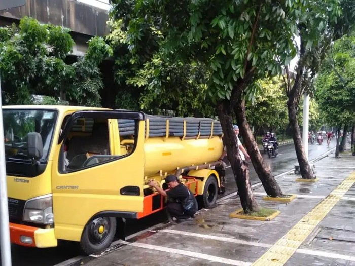 Viral truk tinja buang limbah (instagram: dinaslhdki)