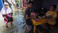 Pasang air laut yang tinggi menyebabkan perkampungan padat penduduk di kawasan itu tergenang banjir rob.  
