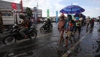 Banjir rob juga terlihat menggenangi Jalan Kalianak, Surabaya.  