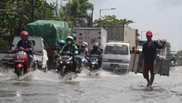 Akibatnya, tak sedikit pengendara yang memelankan laju kendaraan saat melintasi Jalan Kalianak yang terendam banjir rob.