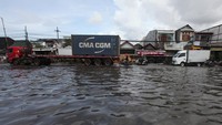 Dampak turunan dari banjir rob di Jalan Kalianak, Surabaya mengakibatkan kemacetan panjang.