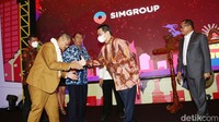 Riza Patria berjabat tangan dengan Gibson Nainggolan usai memukul gong tanda dimulainya Musda.