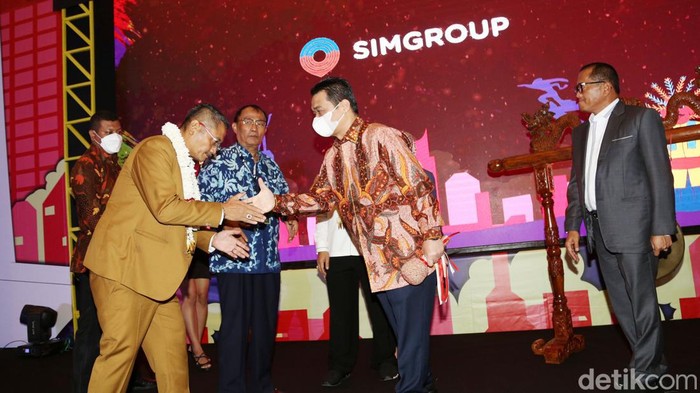 Wagub Riza Patria Buka Musda XI Gapensi Jakarta Wakil Gubernur DKI Jakarta Ahmad Riza Patria didampingi Ketua Umum Badan Pengurus Pusat (BPP) Gabungan Pelaksana Konstruksi Nasional Indonesia (Gapensi) Iskandar Z Hartawi dan Ketua Badan Pengurus Daerah (BPD) Gapensi DKI Jakarta Gibson Nainggolan membuka Musyawarah Daerah (Musda) XI Gapensi DKI Jakarta di Jakarta Selatan, Kamis (19/5/22). Gapensi berharap bisa bekerjasama dengan pemerintah provinsi DKI Jakarta untuk membangun kontruksi dan meningkatkan perekonomian pengusaha dan masyarakat Ibukota.