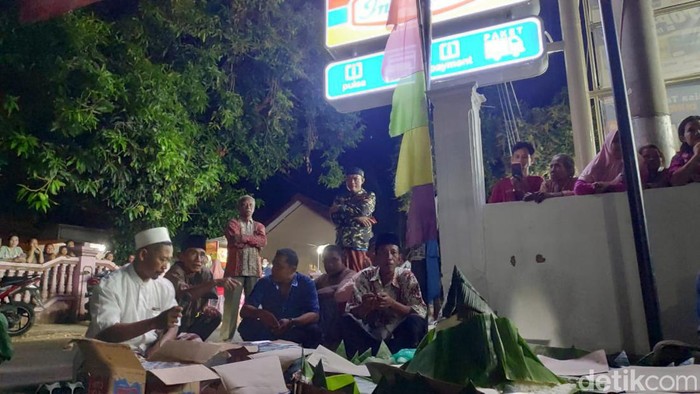 Warga Desa Remen Tuban menolak pendirian minimarket dengan menggelar tumpengan