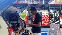 Di salah satu coffee shop di Kota Denpasar, yakni Bunny Coffee, menu kopi duren ini merupakan menu signature yang ditawarkan sejak tanggal 11 November 2020.
