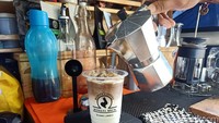 Dalam sehari kopi duren rata-rata terjual hingga 15 cup. Sedangkan jika sedang ramai-ramainya, bisa terjual hingga 25 cup dalam satu hari. Adapun harga yang dibanderol dalam satu cup-nya, yakni Rp 17 ribu.