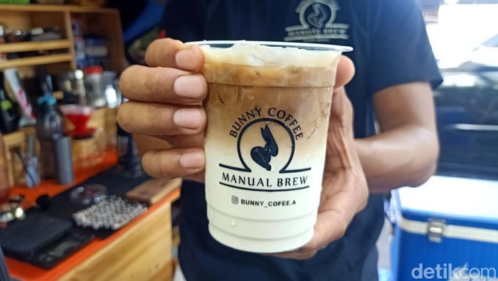 Bosen menikmati buah duren dengan cara biasa? Coba ke Bunny Coffee di Denpasar, dan rasakan sensasi kopi duren.