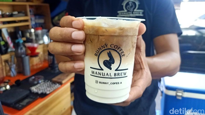 Yuk Coba Sensasi Rasa Duren dalam Kopi Bosen menikmati buah duren dengan cara biasa? Coba ke Bunny Coffee di Denpasar, dan rasakan sensasi kopi duren.