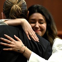 Dalam beberapa kesempatan, lain mereka berdua memang tampak akrab. Hal tersebut tampaknya memunculkan gosip Johnny dan Camille berpacaran. Camille sendiri hanya tersenyum ketika ditanya mengenai rumour itu. Foto: Getty Images