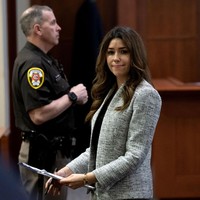 Dalam video, Camille Vasquez mempertanyakan sejumlah tuduhan Amber terhadap Johnny Depp, seperti tentang penyerangan dengan botol dan edit foto yang menampilkan wajahnya lebam. Camille juga membahas soal Amber dibantu Johnny untuk mendapatkan peran di film Aquaman. Foto: Getty Images