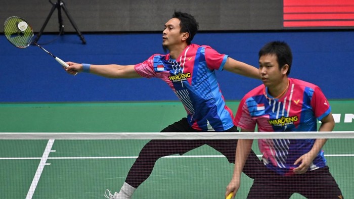 Indonesias Mohammad Ahsan (L) and Hendra Setiawan (R) play against South Koreas Choi Sol-gyu and Kim Won-ho during their mens doubles quarter-final match at the Korea Open Badminton Championships in Suncheon on April 8, 2022. (Photo by Jung Yeon-je / AFP)