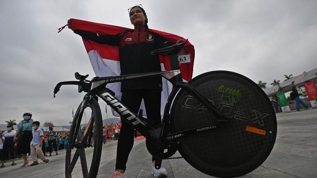 Indonesia kembali menambah pundi-pundi medali di SEA Games 2021. Dua medali emas diraih oleh lifter senior Eko Yuli Irawan dan pesepeda Ayustina Delia Priatna.