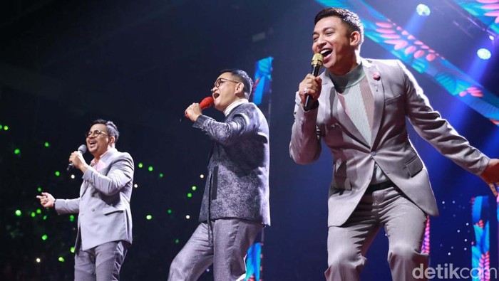 Aksi Kahitna yang Bikin Penonton Allo Bank Festival Bergemuruh Kahitna tampil dalam Allo Bank Festival 2022 di Istora Senayan. Penampilannya membuat penonton bergemuruh.
