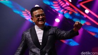 Kahitna juga berkolaborasi dengan Raisa.