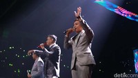 Kahitna dan Raisa berduet membawakan lagu Mantan Terindah. Diketahui, baik Kahitna dan Raisa memang memiliki versi masing-masing dari lagu tersebut.