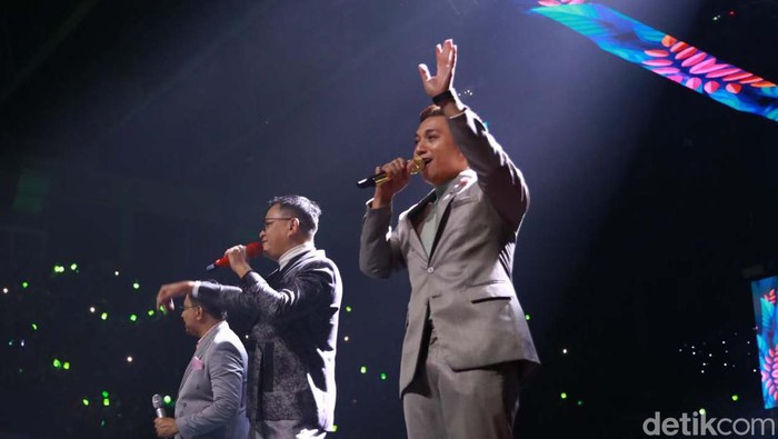 Aksi Kahitna yang Bikin Penonton Allo Bank Festival Bergemuruh Kahitna tampil dalam Allo Bank Festival 2022 di Istora Senayan. Penampilannya membuat penonton bergemuruh.