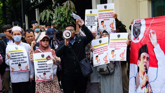 Massa Pertahanan Ideologi Sarekat Islam (Perisai) demo di depan Kedubes Singapura, Jakarta. Mereka tuntut Singapura minta maaf usai deportasi Ustaz Abdul Somad.