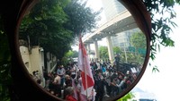 Dalam tuntutannya, massa mengecam Singapura yang menolak UAS masuk ke negara itu dan harus meminta maaf.