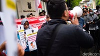 Jika dalam waktu 2x24 jam Singapura tidak minta maaf, massa menuntut pemerintah RI meninjau ulang hubungan diplomatik dengan negara tersebut.  