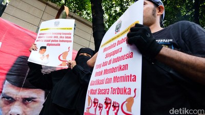 Aksi Pendukung UAS Geruduk Kedubes Singapura Tuntut Permintaan Maaf