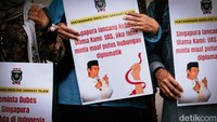 Menko Polhukam Mahfud Md mengatakan pemerintah akan mencari tahu dan menyelesaikan persoalan tersebut melalui jalur diplomatik.