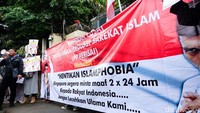 Pantauan detikcom di depan gedung Kedubes Singapura di Jalan HR Rasuna Said, Jumat (20/5/2022), sekitar pukul 14.21 WIB terlihat massa mulai berkumpul dan menggelar aksi bela UAS.