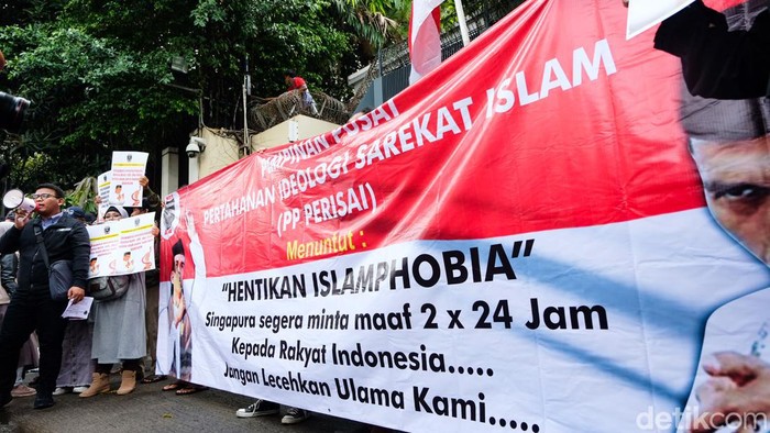 Aksi Pendukung UAS Geruduk Kedubes Singapura Tuntut Permintaan Maaf Massa Pertahanan Ideologi Sarekat Islam (Perisai) demo di depan Kedubes Singapura, Jakarta. Mereka tuntut Singapura minta maaf usai deportasi Ustaz Abdul Somad.