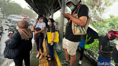 Aku Berlindung di Halte Bus dari Rintik Hujan