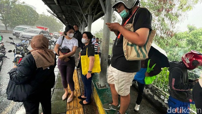 Aku Berlindung di Halte Bus dari Rintik Hujan Saat hujan turun secara tiba-tiba, pemotor dan pejalan kaki akan segara mencari tempat berlindung. Salah satunya di halte bus.