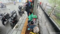 Tidak hanya pejalan kaki, pemotor pun ikut berteduh.