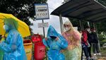 Aku Berlindung di Halte Bus dari Rintik Hujan