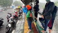 Hujan deras mengguyur Jakarta dan sekitarnya, Jumat (20/5/2022) sore.