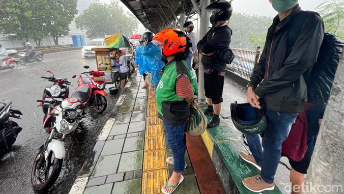 Aku Berlindung di Halte Bus dari Rintik Hujan Saat hujan turun secara tiba-tiba, pemotor dan pejalan kaki akan segara mencari tempat berlindung. Salah satunya di halte bus.