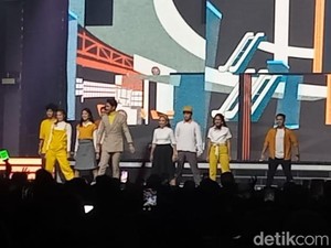 Reza Rahadian Menyanyi dan Menari untuk Allo Bank Festival 2022