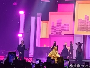Kolaborasi Rizky Febian dan Raisa Bikin Penonton Heboh