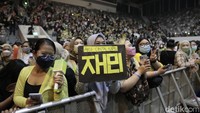 Tapi yang bikin salah fokus adalah NCTzenn yang bawa fanboard besar bertuliskan Aku Cinta Jaemin ini. (Foto: Hanif/detikcom) 
