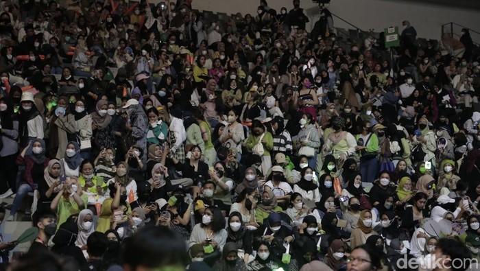 NCTzen, fans NCT Dream, memadati Istora Senayan di Allo Bank Festival Day 1 pada Jumat (20/5/2022).