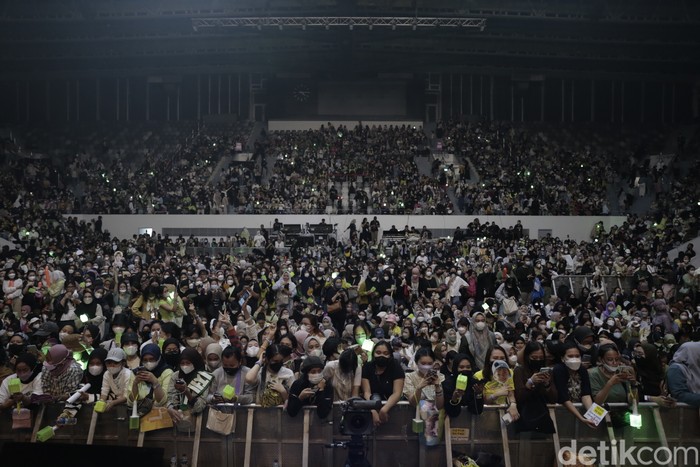 NCTzen, fans NCT Dream, memadati Istora Senayan di Allo Bank Festival Day 1 pada Jumat (20/5/2022).