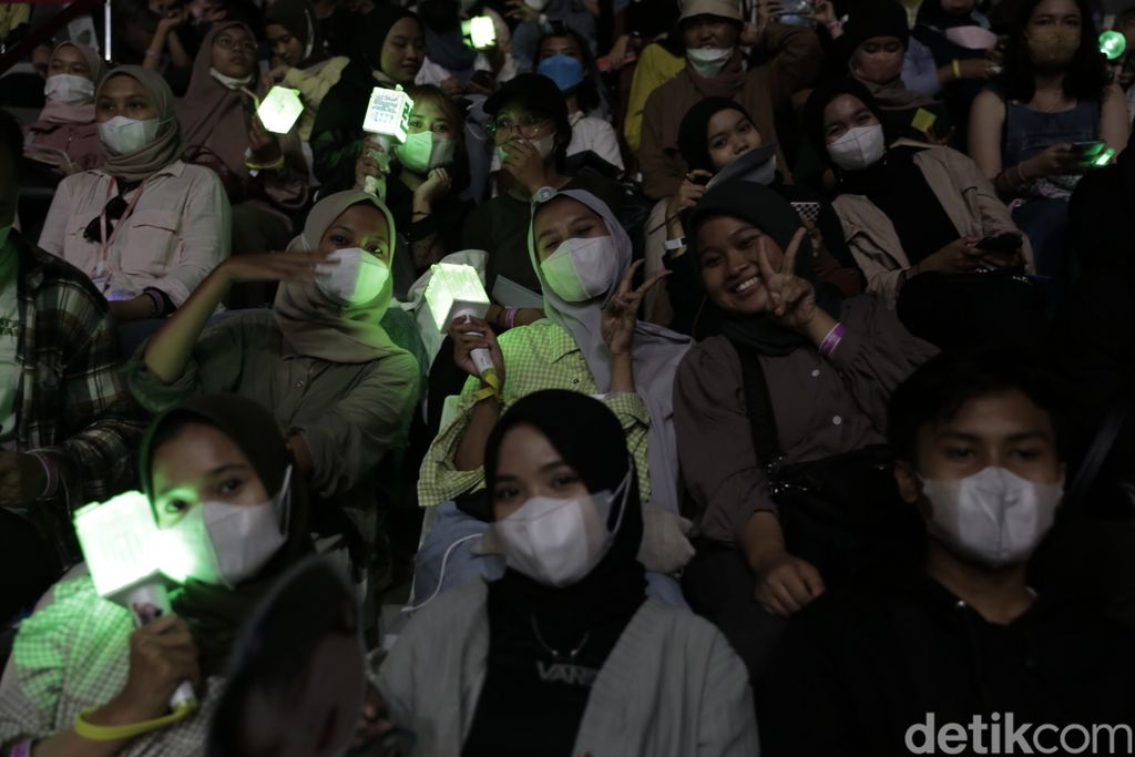 NCTzen, fans NCT Dream, memadati Istora Senayan di Allo Bank Festival Day 1 pada Jumat (20/5/2022).