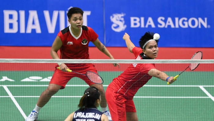 Pebulu tangkis ganda putri Indonesia Siti Fadia Silva Ramadhanti (kanan) dan Apriyani Rahayu (kiri) mengembalikan kok ke arah lawannya pebulu tangkis ganda putri Thailand pada final bulu tangkis beregu putri SEA Games 2021 Vietnam di Bac Giang Gymnasium, Vietnam, Rabu (18/5/2022). Tim bulu tangkis beregu putri Indonesia meraih medali perak setelah kalah dari Thailand dengan skor 0-3. ANTARA FOTO/Zabur Karuru/aww.