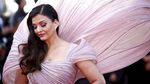 Aishwarya Rai Anggun Bergaun Anti-Gravitasi