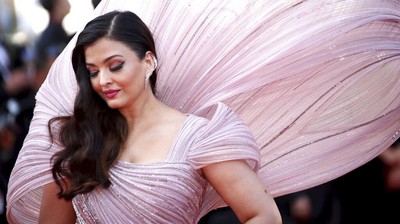 Aishwarya Rai Anggun Bergaun Anti-Gravitasi