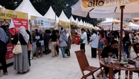 Tak hanya menonton penampilan para musisi papan atas, pengunjung juga dapat wisata kuliner mencicipi berbagai makanan dan minuman yang tersedia di Allo Bank Festival 2022.