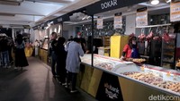 Makanan dan minuman yang dijajakan dijual dengan harga yang cukup terjangkau, terlebih beragam promo yang disediakan Allo Bank membuat kegiatan icip-icip makanan di sini semakin asyik.