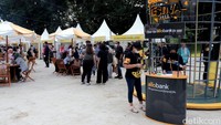 Tak perlu khawatir saldo di Allo Bank habis saat tengah asyik wisata kuliner, pasalnya booth top-up Allo Bank tersedia di dekat gerai-gerai makanan dan minuman di sana.