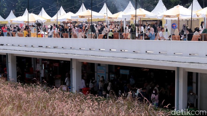 Puluhan gerai makanan dan minuman tersedia di Allo Bank Festival 2022. Bazaar makanan bersar-besaran ini tentunya asyik untuk dijadikan ajang wisata kuliner.