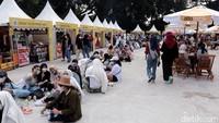 Sejumlah gerai makanan dan minuman ikut meramaikan Allo Bank Festival 2022 yang digelar di Istora Senayan, Jakarta, Jumat (20/5/2022).