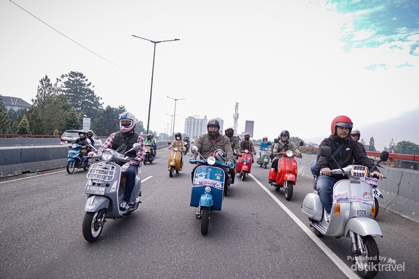 Menyusuri jalanan Bandung dengan Vespa Listrik