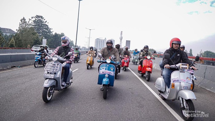 Menyusuri jalanan Bandung dengan Vespa Listrik