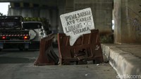 Lubang tersebut berada di tepi jalan dan berpotensi menimbulkan kecelakaan.